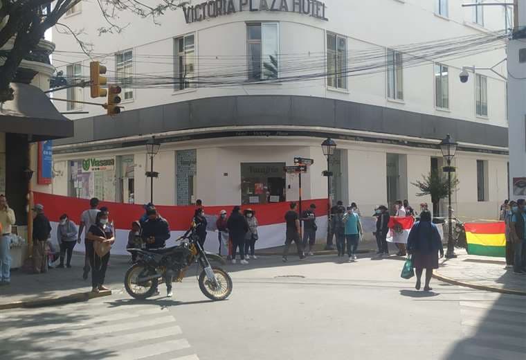 Las arterias del centro citadino de Tarija están bloqueadas con banderas   