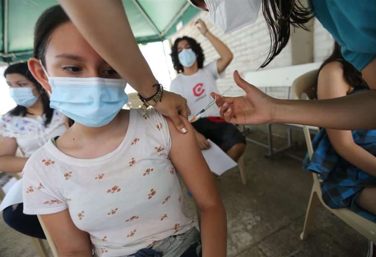 Vacunación anticovid a menores de edad/Foto: Fuad Landívar