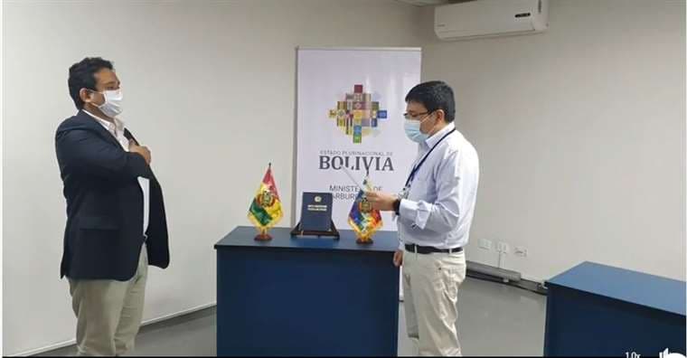 El ministro Molina posesionó a Mayta hoy en La Paz (Foto: Facebook MHE)
