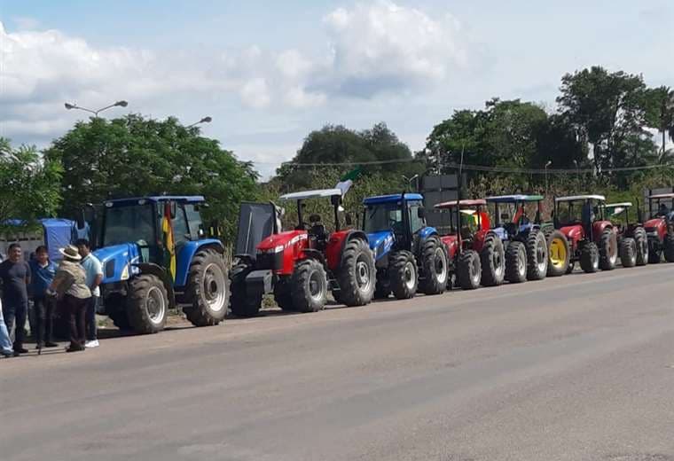 Los productores recorrieron las principales calles de la ciudad en un "tractorazo"
