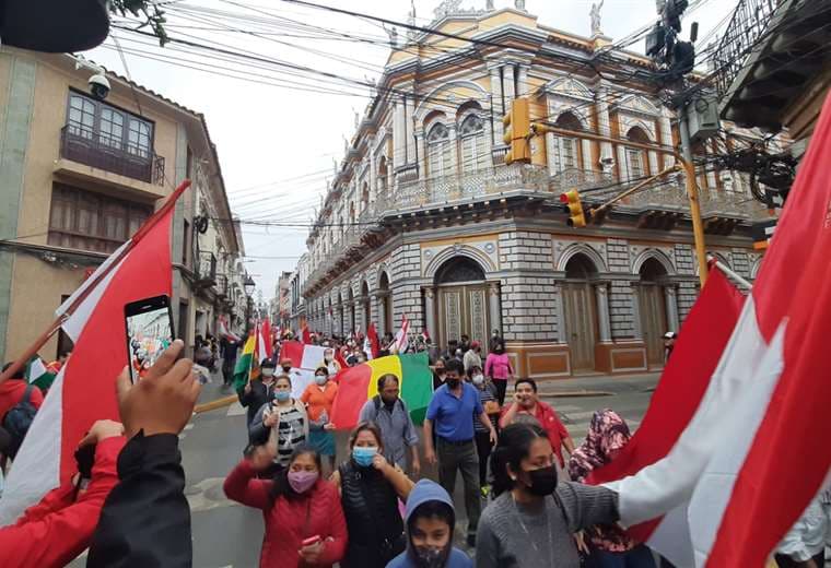Marcha llegando a la plaza Luis de Fuentes y Vargas en Tarija. Foto: David Maygua 
