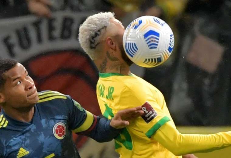 Neymar domina la pelota ante la marca del colombiano Barrios. Foto: AFP