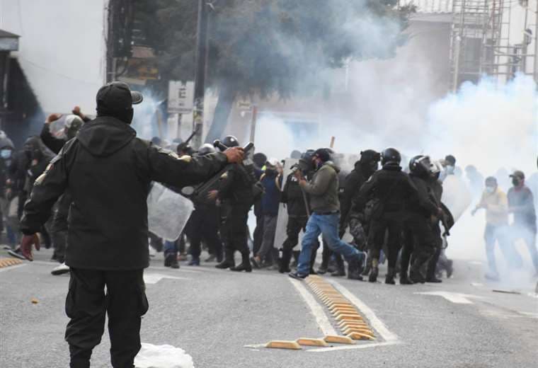 Policía arremete con gases lacrimógenosnen contra de manifestantes en Potosí/ Foto: APG