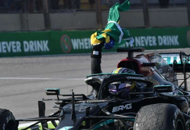 Hamilton celebró la victoria con la bandera brasileña. Foto: AFP