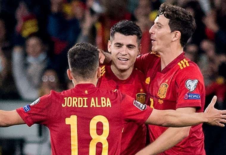 Álvaro Morata (c.) marcó el gol del triunfo para España. Foto: AFP