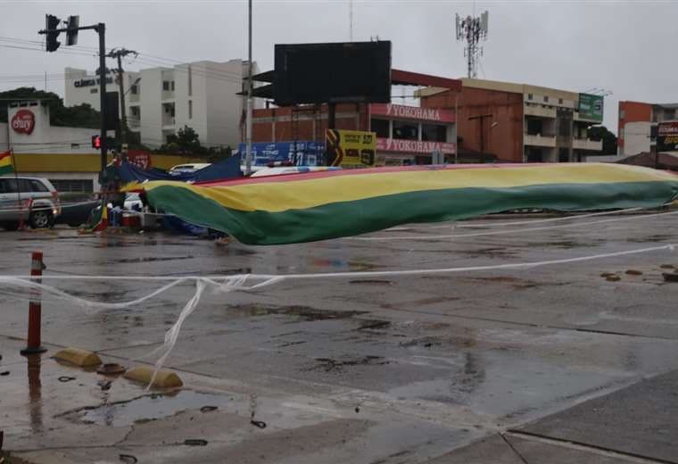 En la ciudad de Santa Cruz ni la lluvia detiene los bloqueos. Foto: J.C. Torrejón  
