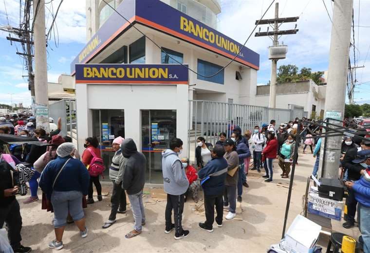 Largas filas en el Banco Unión para cobro de bonos. Foto: F. Landívar