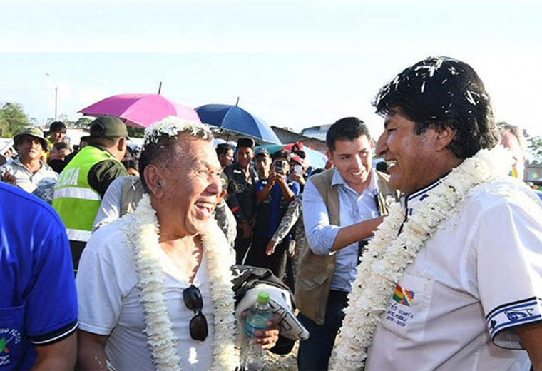 Gonzalo Hermosa, líder de Los Kjarkas junto a Evo Morales. Foto. Archivo 