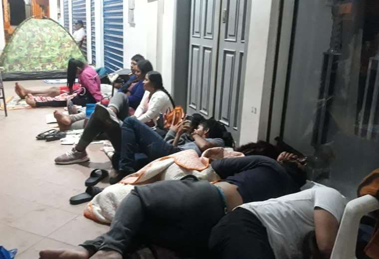 Padres de familia duermen fuera del banco en Yapacaní/Foto: Soledad Prado