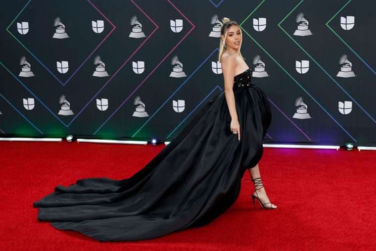 Danna Paola deslumbró con vestido negro de Carolina Herrera