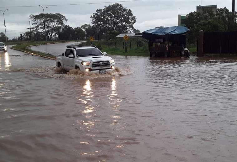 Una de las calles inundadas de Pailón