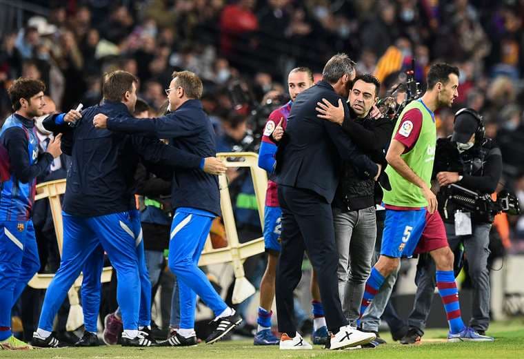 La celebración de Xavi con sus jugadores por el triunfo ante Espanyol. Foto: AFP
