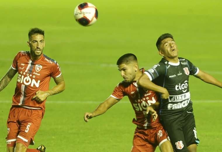 Royal Pari e Independiente se enfrentan en el Tahuichi. Foto: Ricardo Montero