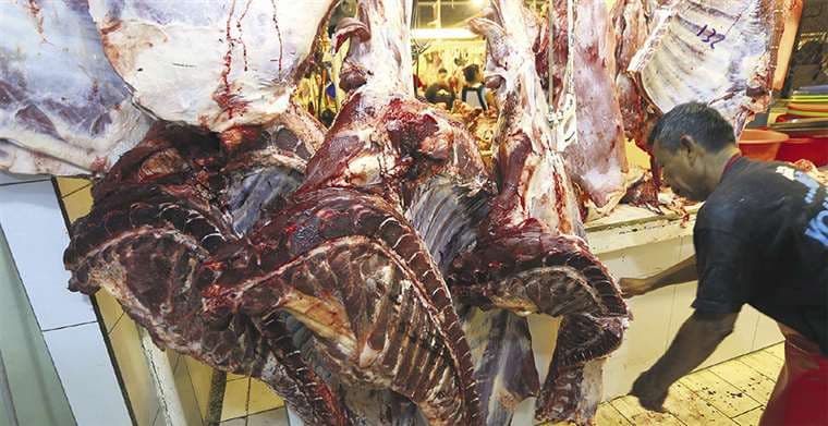 Carniceros acuerdan bajar precio de la carne que trepó a Bs 40 el kilo