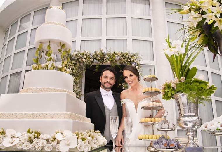 Los novios Yelitza Suárez y Óscar Ágreda con su torta de boda