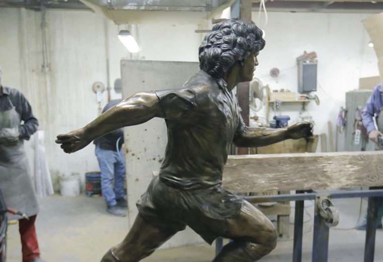 Esta es la estatua creada en homenaje a Maradona. Foto: AFP