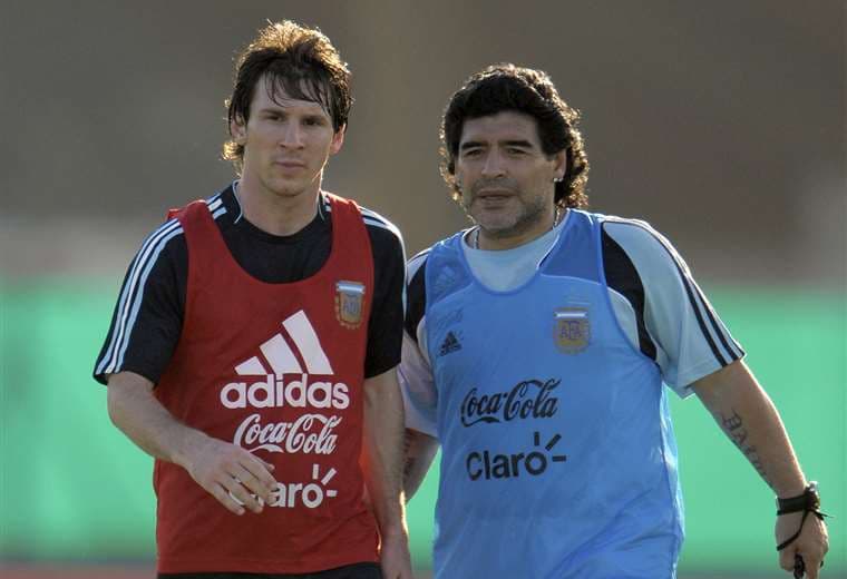 Maradona dirigió a Messi en el Mundial de 2010. Foto: AFP
