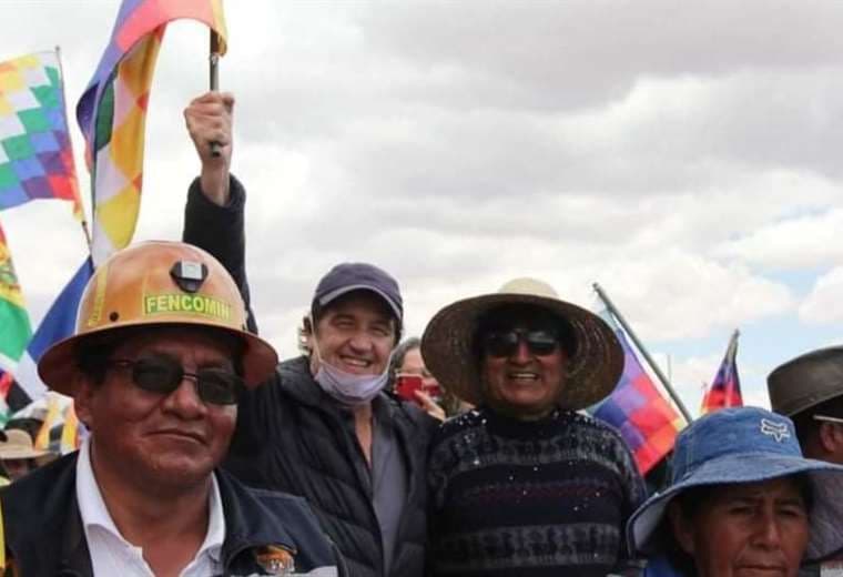 Ariel Basteiro con Evo Morales en la marcha del MAS. Foto. Redes Sociales