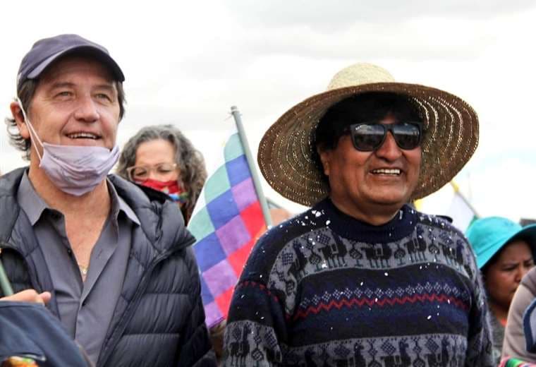 Ariel Basteiro junto a Evo Morales en la marcha del MAS. Foto. Twitter Evo Morales