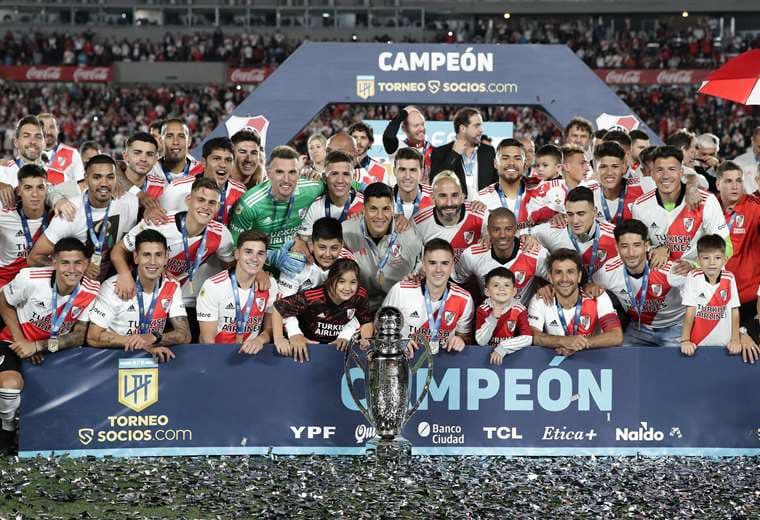 Todo River Plate con el trofeo de campeón. Foto: AFP