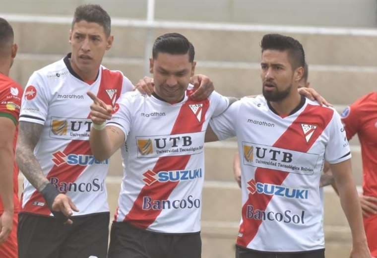Carmelo Algarañaz (centro) celebra uno de sus goles ante Guabirá. Foto: APG Noticias
