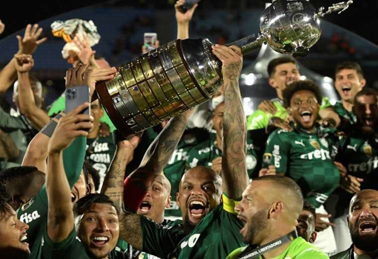 Los jugadores de Palmeiras con el trofeo de campeón. Foto: AFP