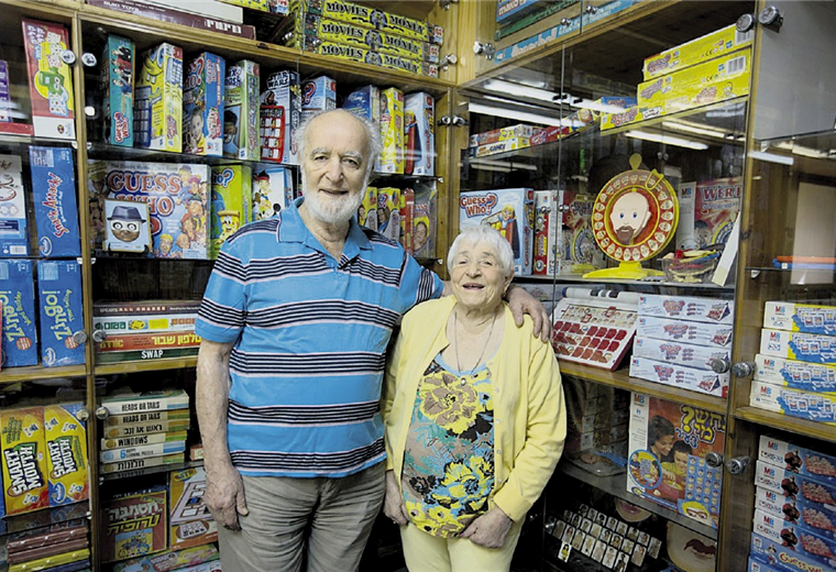 Theo y Ora Coster, creadores del juguete. Ellos también han creado casi 200 juegos.