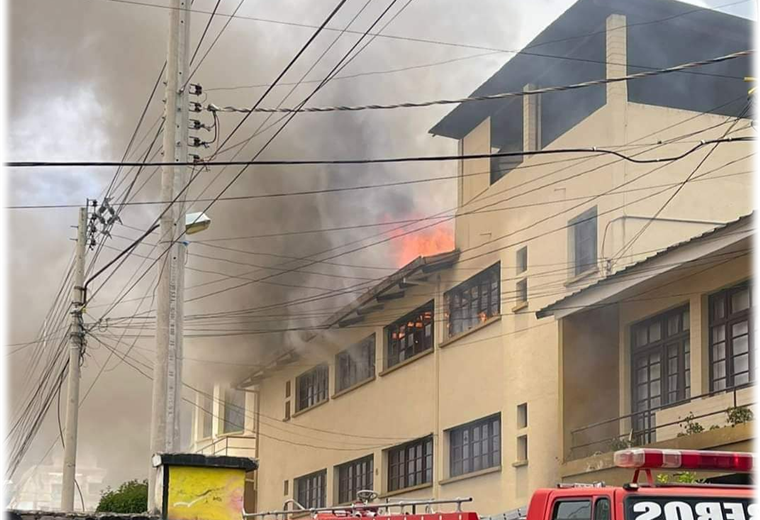 El fuego puso en pánico a los vecinos de la iglesia San Pedro. Foto. Bolivia Prensa  
