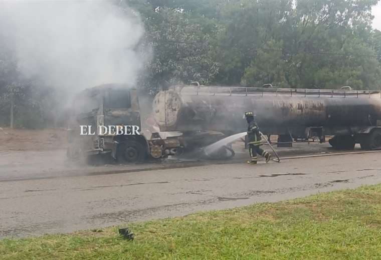 Accidente protagonizado por camión cisterna provoca incendio en Santa Cruz