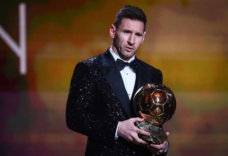 Messi con su séptimo Balón de Oro. Foto: AFP
