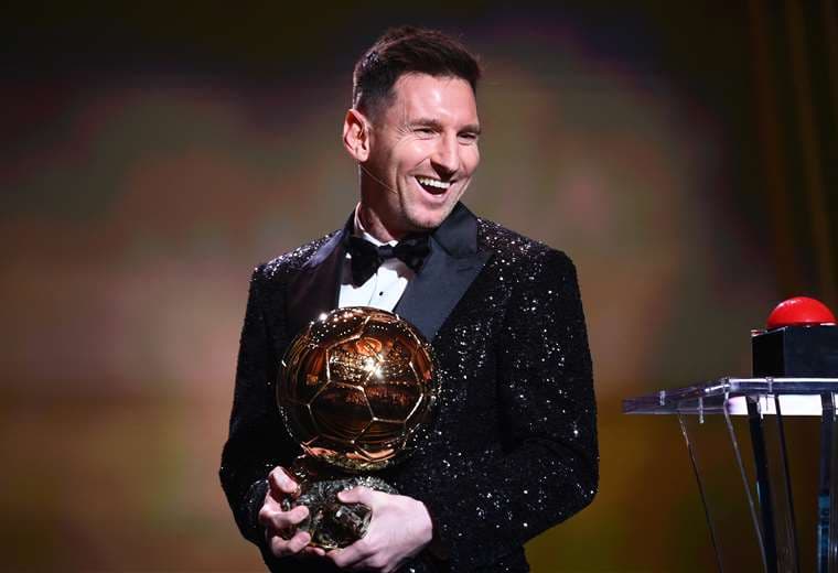 La alegría de Messi con su nuevo Balón de Oro. Foto: AFP