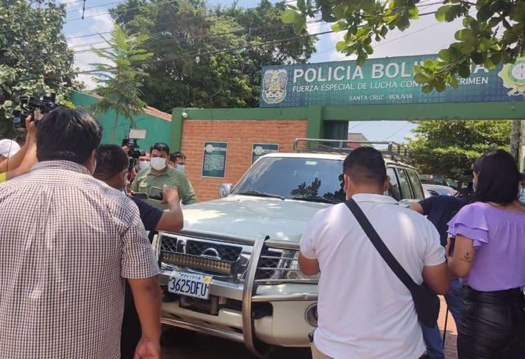 Director del INRA se retiró en vehículo oficial para evitar a la prensa. Foto: JC Torrejón