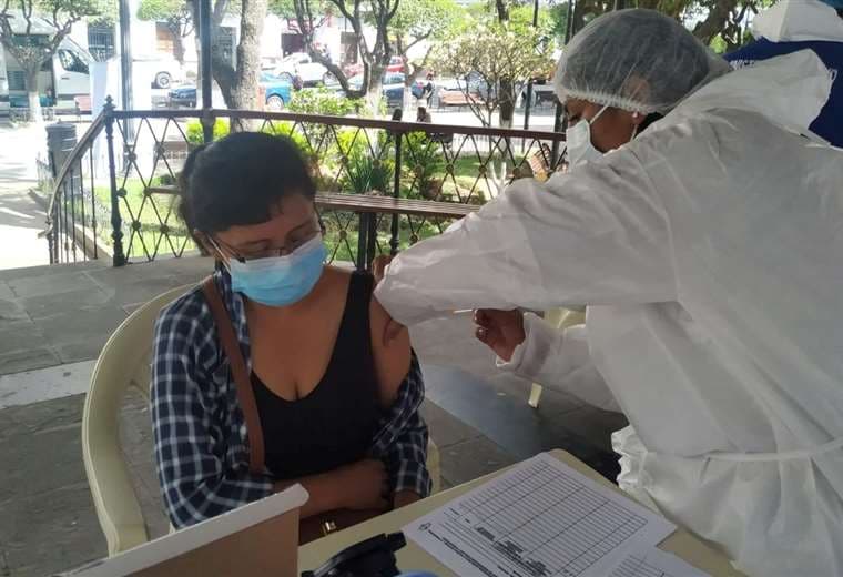 Una persona recibe la vacuna contra el Covid-19 /foto archivo Ministerio e Salud
