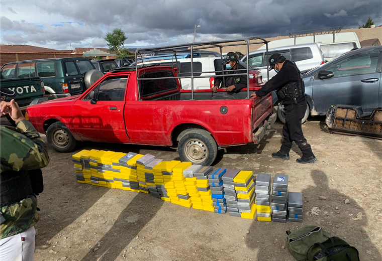 La cocaína fue descubierta en una camioneta. Foto. Emilio Huáscar