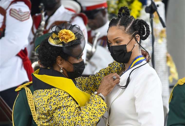 La presidenta de Barbados invistiendo a Rihanna como heroína del país (Foto: AFP)