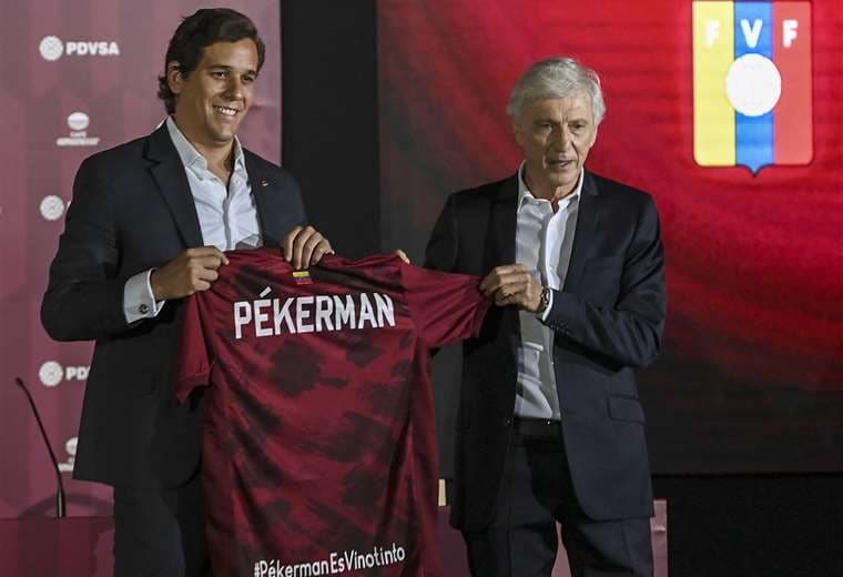 Permann (d) fue presentado por Jorge Giménez, titular de la FVF. Foto: AFP