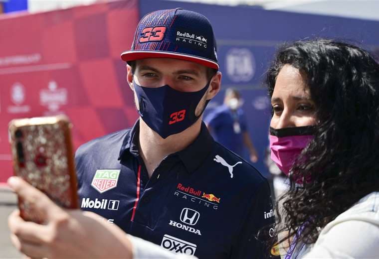 Verstappen posa para una foto con una fans. El piloto ya está en México. Foto: AFP
