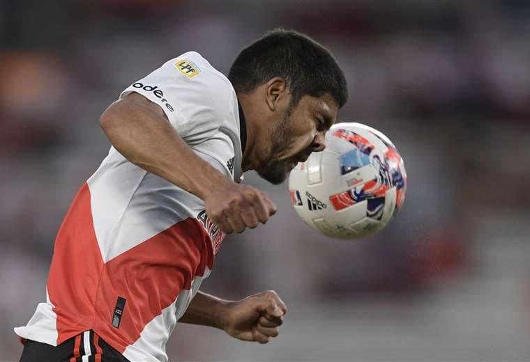 El cabezazo de Roberto Rojas, defensor de River Plate. Foto: AFP