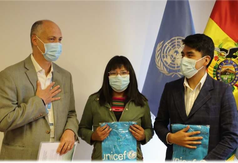 El representante de Unicef en Bolivia, Rafael Ramírez, recibió a los jóvenes bolivianos 