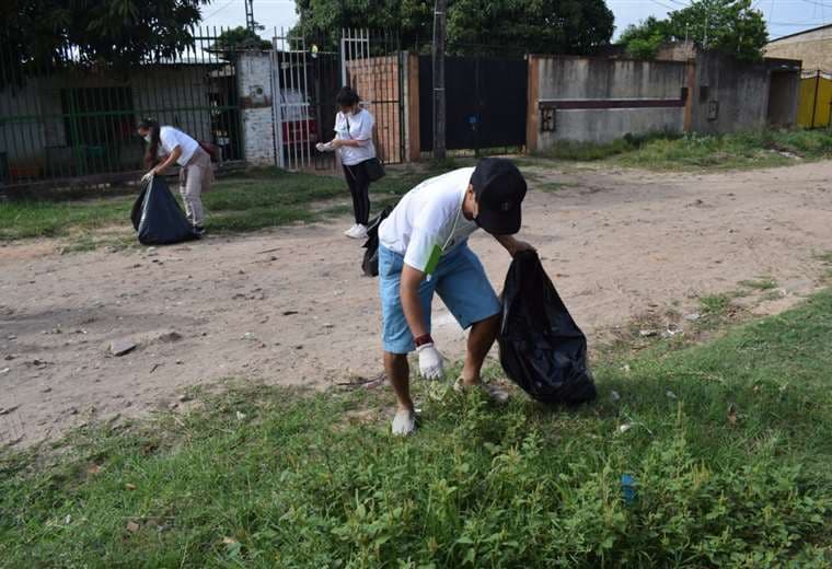 Voluntarios en plena jornada de limpieza 