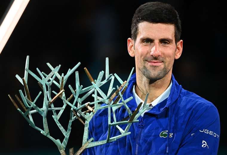 Djokovic con el trofeo que ganó en el Master 1000 de París. Foto: AFP