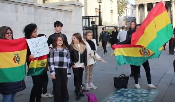 Cientos de residentes bolivianos en Inglaterra y Suiza protestan en contra de la Ley 1386 