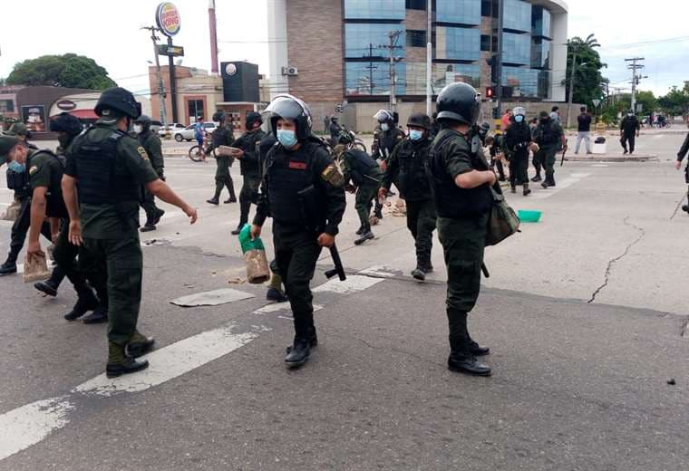 Policía participa en el desbloqueo. Foto. E. Estremadoiro