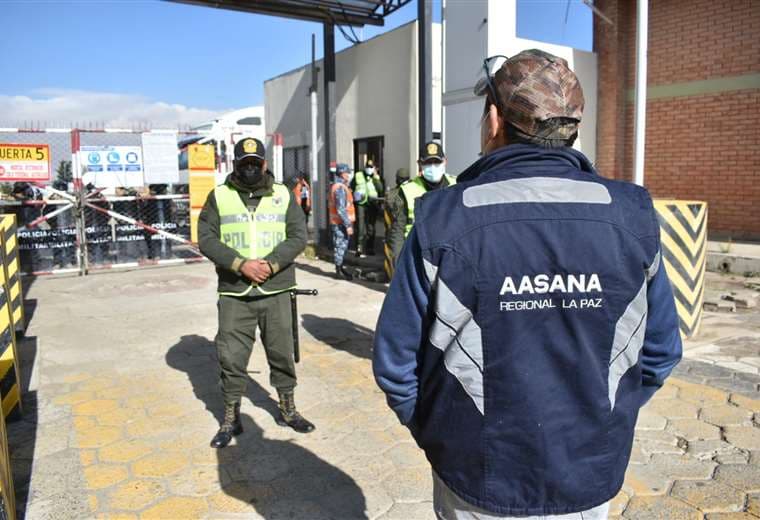 Trabajadores de Aasana en el aeropuerto de El Alto/Foto: APG