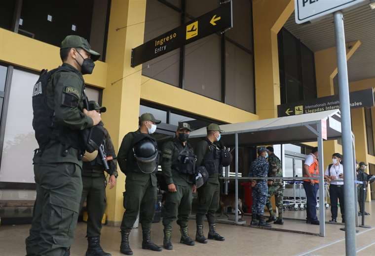 Policías y militares vigilan los aeropuertos/Foto: Juan Carlos Torrejón