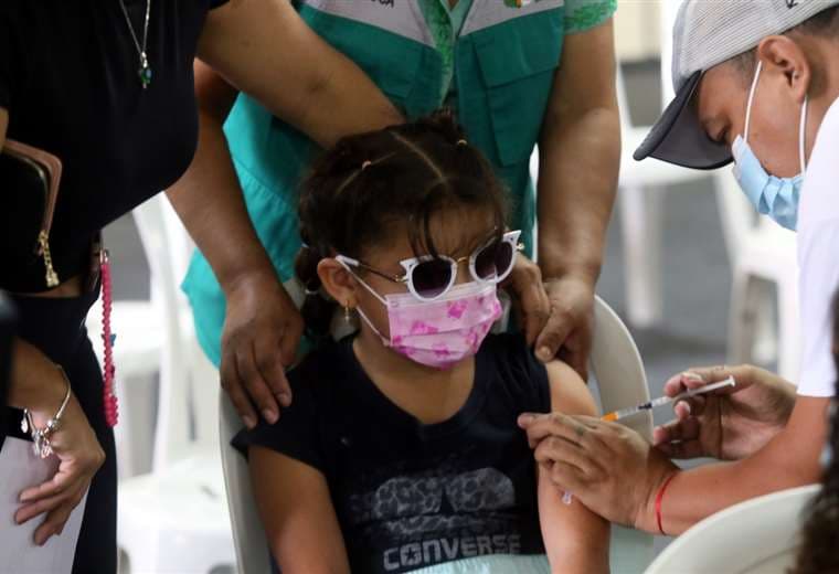 Vacunación anticovid a niños en Santa Cruz/Foto: Jorge Ibáñez