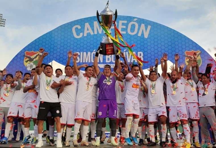 Los jugadores de FC Universitario Vinto con el trofeo de campeón. Foto: FBF