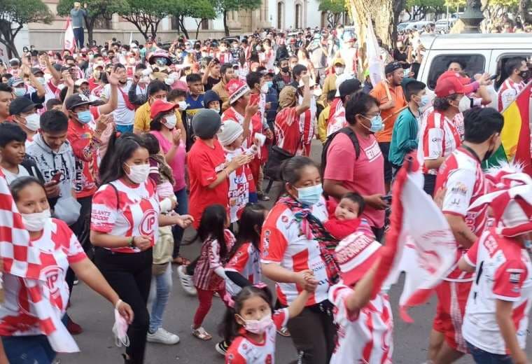 Los hinchas de Independiente en la plaza 25 de Mayo de Sucre. Foto: APG Noticias