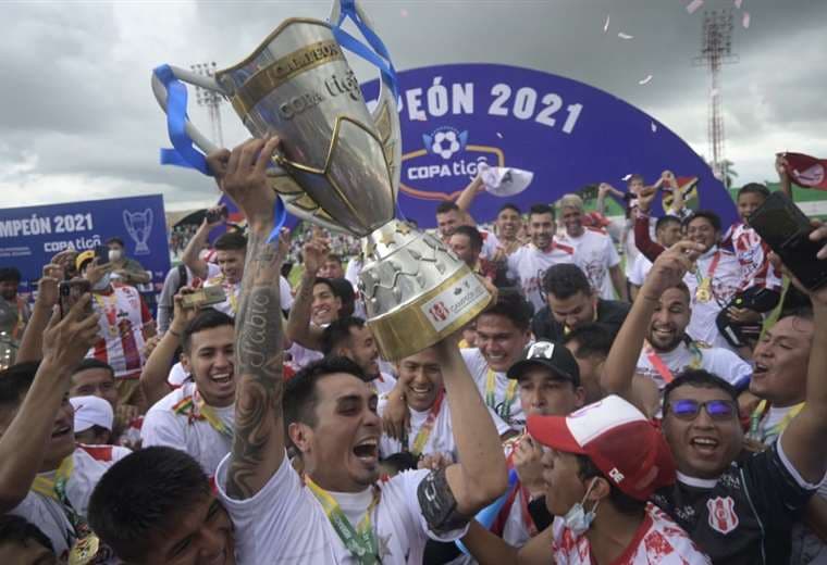 Independiente alzó el trofeo de campeón en el  Gilberto Parada. Foto: E. Canedo