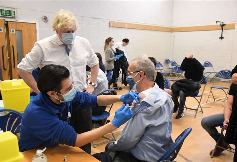 Boris Johnson visita un centro de vacunación en Londres/Foto: AFP